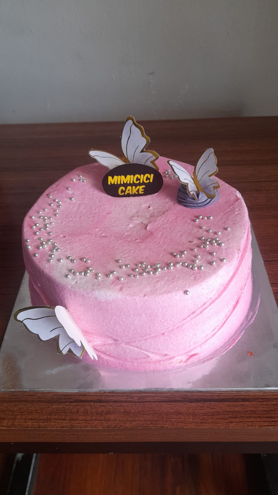 Butterfly Cake pink dengan Coklat Putih